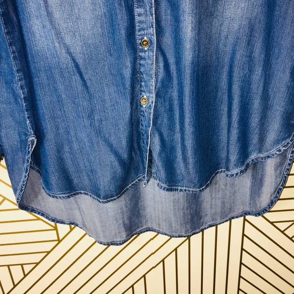 Coco & Jameson | Chambray Top - Picture 4 of 6